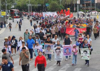 Padres de los 43 normalistas de Ayotzonapa. Marcha del 26 de agosto de 2025. Convocan a movilización masiva el 26 de septiembre
