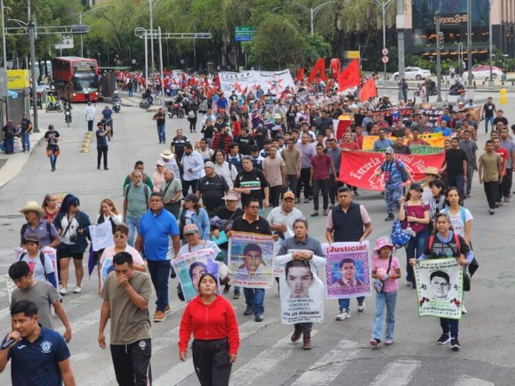 Padres de los 43 normalistas de Ayotzonapa. Marcha del 26 de agosto de 2025. Convocan a movilización masiva el 26 de septiembre