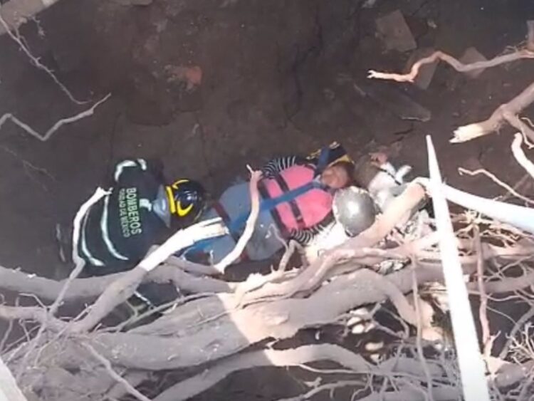 Rescate de mujer lesionada al caer en un socavón en la GAM. AMEXI