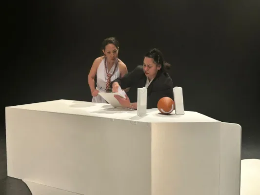 Woman Washing: Una sátira sobre el feminismo de cartón y la publicidad disfrazada de empatía