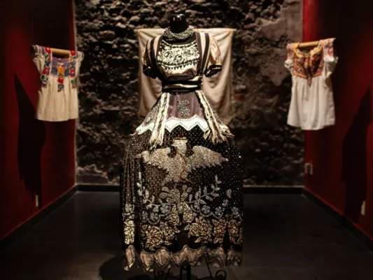 El Museo de la Indumentaria Mexicana reabre sus puertas con una exhibición de prendas que incorporan el águila