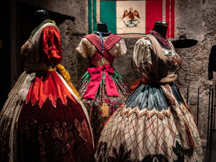 El Museo de la Indumentaria Mexicana reabre sus puertas con una exhibición de prendas que incorporan el águila