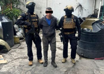 Un detenido en el cateo en el que se localizaron toneladas de autopartes robadas en Iztapalapa. AMEXI