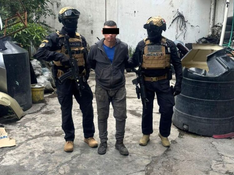 Un detenido en el cateo en el que se localizaron toneladas de autopartes robadas en Iztapalapa. AMEXI