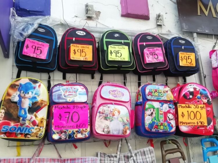 Venta de mochilas. Padres de familia enfrentan deudas por gastos escolares. AMEXI Foto Especial