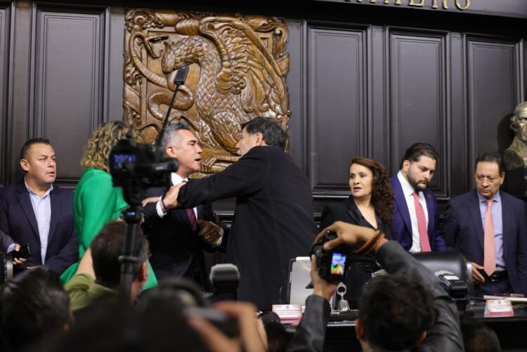 Golpes entre senadores