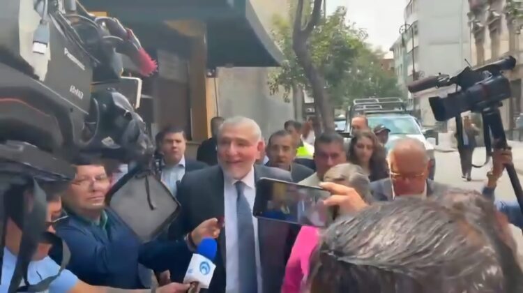 «¡Saludos a La Barredora!», le gritan a Adán Augusto López en el Centro Histórico