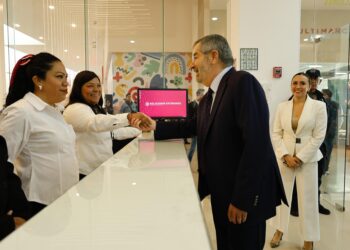 El canciller Juan Ramón de la Fuente supervisó este jueves la operación de la nueva oficina para la emisión de pasaportes en Valle de Chalco.