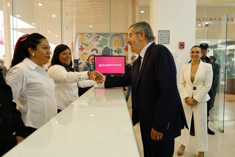 El canciller Juan Ramón de la Fuente supervisó este jueves la operación de la nueva oficina para la emisión de pasaportes en Valle de Chalco.