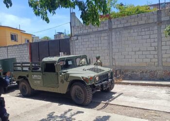Armas de alto poder, cientos de cartuchos útiles, presunto material explosivo, equipo táctico y un dron modificado aseguraron en un domicilio de Jiutepec