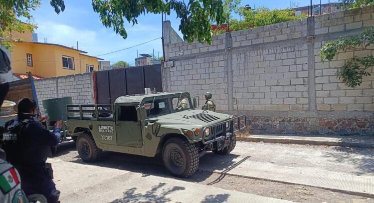 Armas de alto poder, cientos de cartuchos útiles, presunto material explosivo, equipo táctico y un dron modificado aseguraron en un domicilio de Jiutepec