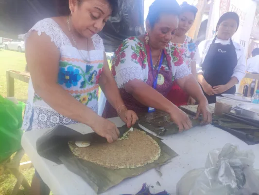 Gran demanda hubo por las empanadas de camote y de coco como postres sin faltar el nance en almíbar, la papaya dulce y la carambola, que son frutos de la región.