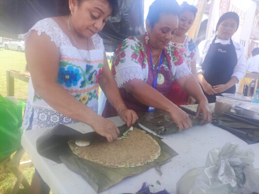 Gran demanda hubo por las empanadas de camote y de coco como postres sin faltar el nance en almíbar, la papaya dulce y la carambola, que son frutos de la región.