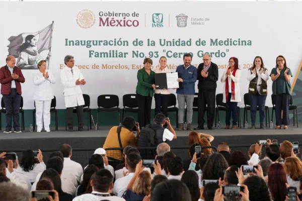 Durante el acto, acompañada por la gobernadora del Estado de México, Delfina Gómez, y la presidenta municipal de Ecatepec, Azucena Cisneros, Sheinbaum subrayó que México alcanzó el nivel más bajo de pobreza en los últimos 40 años.