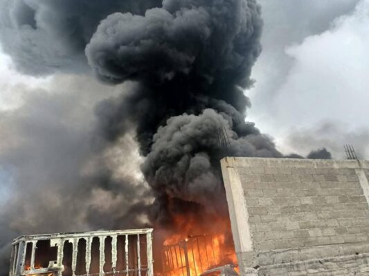 Esta explosión provocó un incendio de gran magnitud que alcanzó llamas de más de 20 metros de altura