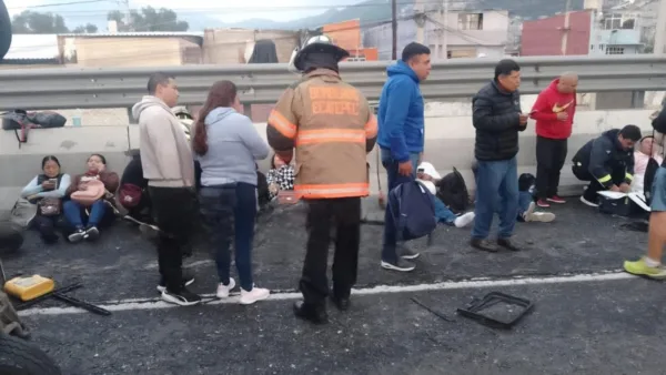 La volcadura de esta camioneta deja como saldo preliminar una persona fallecida y más de 15 lesionados