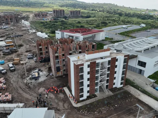Recorre la presidenta Claudia Sheinbaum la unidad habitacional que se desarrolla en San Agustín Tlaxiaca. 