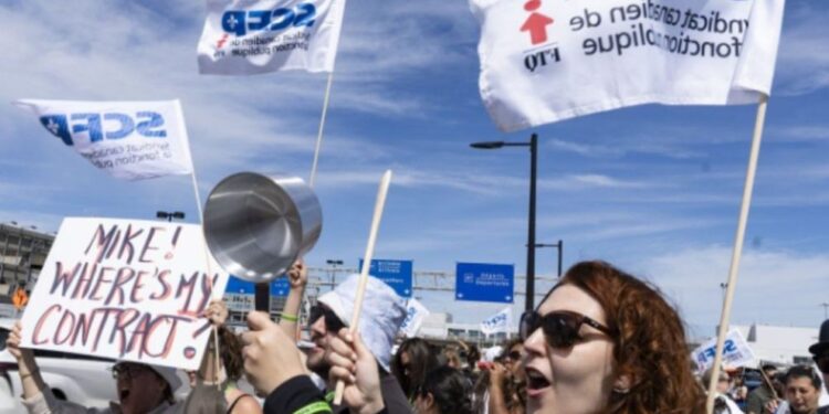 Air Canada y Air Canada Rouge estallaron huelga, lo que afectó a más de medio millón de pasajeros. Rechazan "Back to Work".