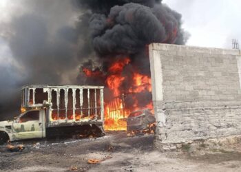 En Coyotepec, Estado de México se registró un fuerte incendio debido a que una cisterna que contenía hidrocarburo explotó.