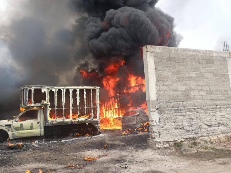 En Coyotepec, Estado de México se registró un fuerte incendio debido a que una cisterna que contenía hidrocarburo explotó.