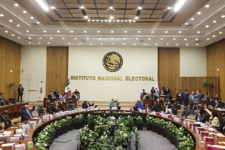 Pío López Obrador la libra; INE lo exonera por recibir dinero en sobres amarillos. No se pudo acreditar transferencias bancarias.