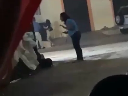 Captura del video donde la madre maltrata a la menor de 7 años de edad.