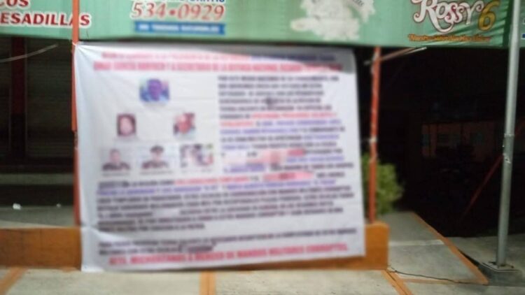 En Apatzingán, Michoacán colocaron narcomantas donde acusan a mandos policiales de estar involucrados con el crimen organizado.