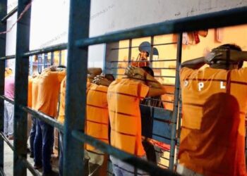 Después de 15 horas de crisis en el penal de Tuxpan, el Gobierno del Estado logra restablece el orden total.