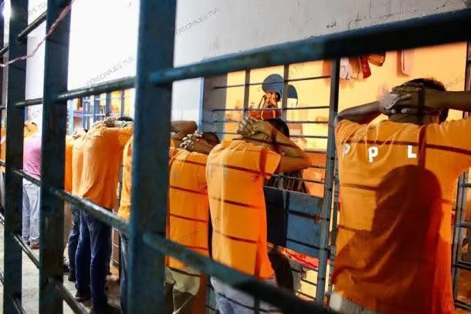 Después de 15 horas de crisis en el penal de Tuxpan, el Gobierno del Estado logra restablece el orden total.