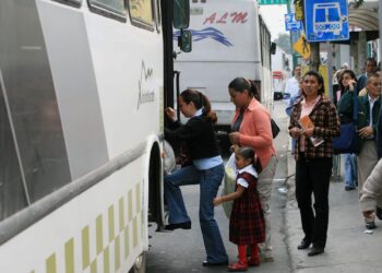 Miles de usuarios del transporte público en el Valle de Toluca podrían ser afectados mañana lunes, debido al paro masivo y bloqueos que convocan más de treinta empresas concesionarias