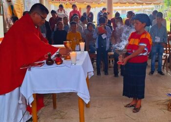 Los pueblos indígenas se alzan como una presencia silenciosa pero firme, aseguró la editorial Desde La Fe.