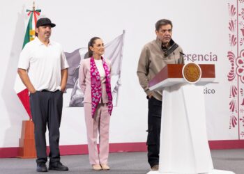 En Palacio Nacional, Ricky Muñoz, vocalista del grupo Intocable, participó este jueves en “La Mañanera del Pueblo”.