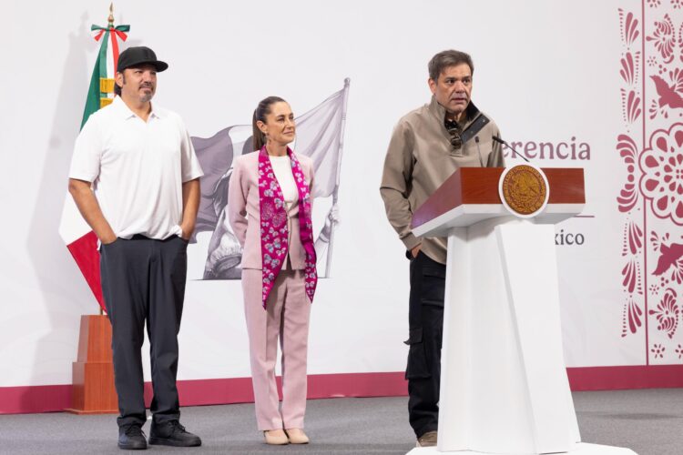En Palacio Nacional, Ricky Muñoz, vocalista del grupo Intocable, participó este jueves en “La Mañanera del Pueblo”.