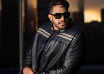 De migrante a estrella: Roberto Jaramillo lanza su primera gira de stand-up por EE.UU