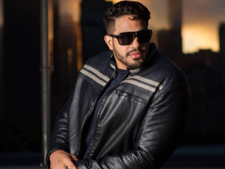 De migrante a estrella: Roberto Jaramillo lanza su primera gira de stand-up por EE.UU