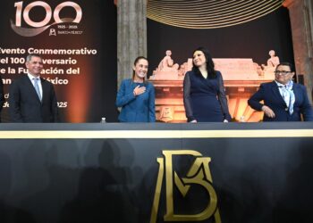 En el marco del centenario del Banco de México, la presidenta Claudia Sheinbaum lanzó un llamado para considerar más créditos para los sectores excluidos.