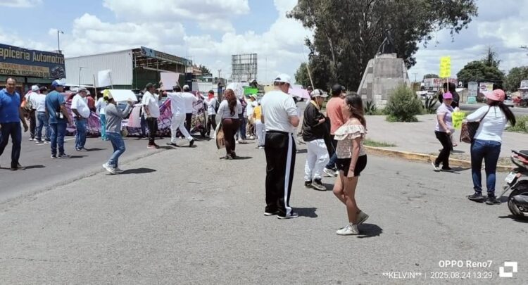 En la zona oriente del Estado de México se reportan diversas situaciones durante el fin de semana como que tianguistas quitaron un bloqueo.