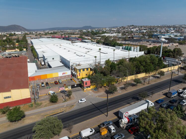 Trabajadores exigen a las empresas Millfoods Company y Grupo Modelo el pago inmediato de salarios caídos por más de 5 millones de pesos.