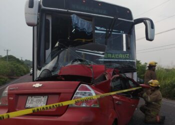 En el estado de Veracruz este domingo se reportan hechos lamentables como el accidente en una carretera, donde fallecen cinco personas entre ellas tres menores.