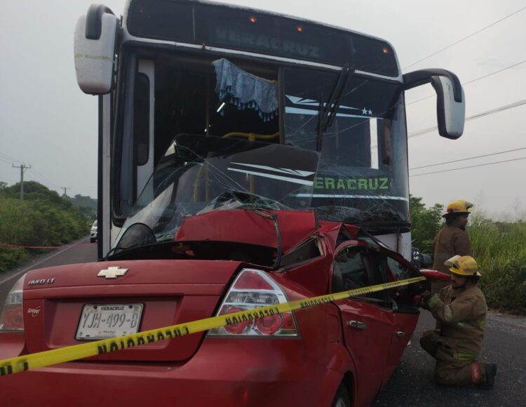 En el estado de Veracruz este domingo se reportan hechos lamentables como el accidente en una carretera, donde fallecen cinco personas entre ellas tres menores.