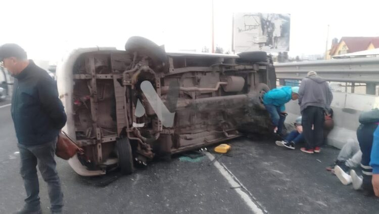 Una camioneta de transporte público de la línea Transporte Colectivo Jardines de Morelos, sufre esta mañana una volcadura,
