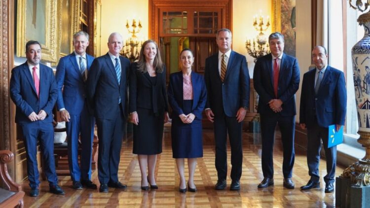 La presidenta de México, Claudia Sheinbaum se reunió en Palacio Nacional con Doug McMillon, presidente y director ejecutivo de Walmart Inc.