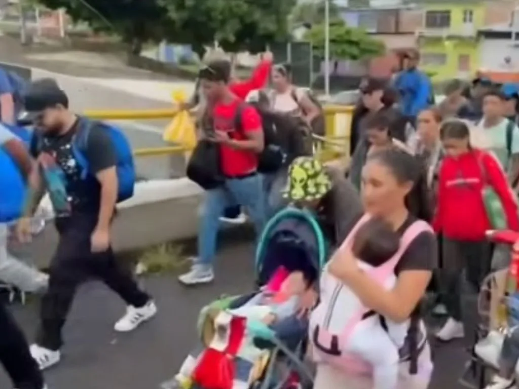 Abandonados por las autoridades mexicanas, migrantes varados marchan hacia la capital. AMEXI