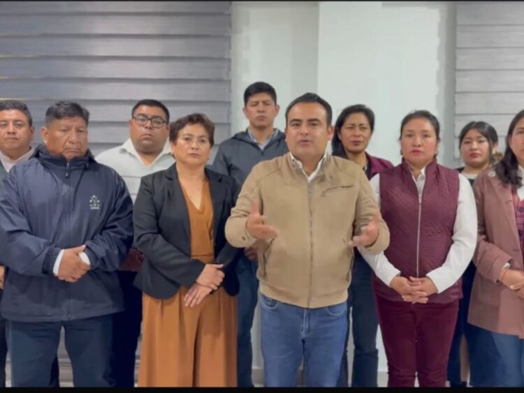 Abel Flores Guzmán, presidente municipal de Xalatlaco, decreta 40 días de luto por homicidio de cinco personas en el tianguis de San Agustín. Foto Gerardo Carmona