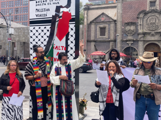 En el antimonumento Puerta de la Resistencia y la Vida, se declara como Plaza Palestina Libre.
