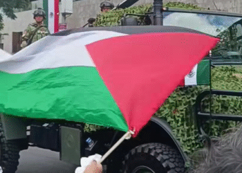 Colectivos y organizaciones sociales exigen al gobierno mexicano la ruptura de relaciones con Israel, en el desfile militar del 16 de septiembre del 2025
