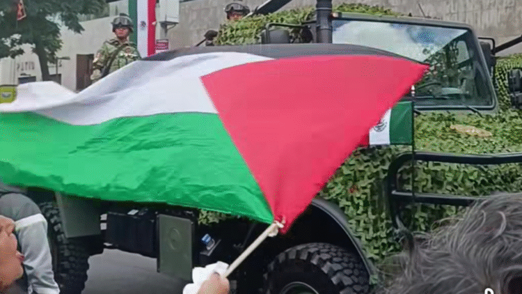 Colectivos y organizaciones sociales exigen al gobierno mexicano la ruptura de relaciones con Israel, en el desfile militar del 16 de septiembre del 2025