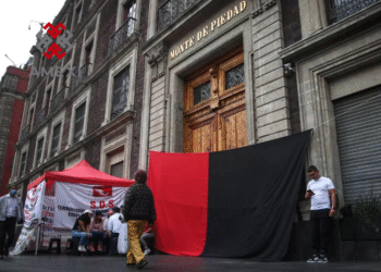 Bandera de huelga frente al edificio principal del Nacional Monte de Piedad.