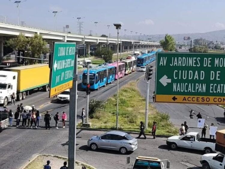 Bloqueo en avenida Central por desaparición de adolescente en Ecatepec. Foto Especial