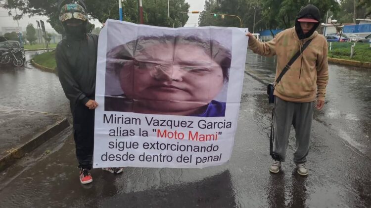 Bloqueo en vialidades de Texcoco; denuncian extorsiones de interna “La Moto Mami”